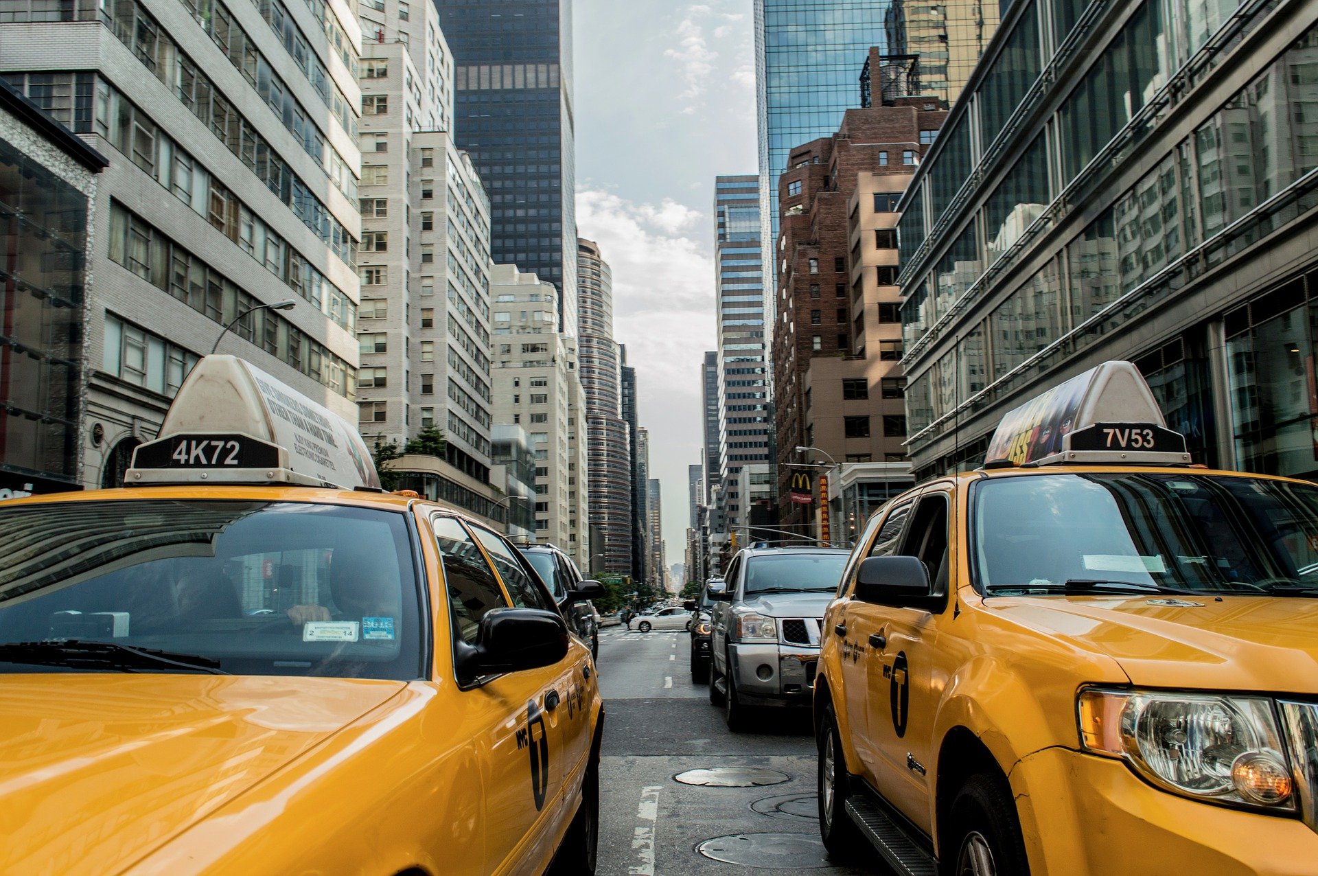 vue du toit d'une auto de taxi avec le signe taxi en jaune